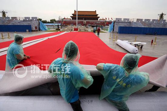 天安門搭建觀禮臺布置景觀 北京雨中靜待閱兵