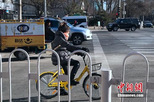 資料圖：越來越多的用戶騎車自帶手套。<a target='_blank' href='http://www.chinanews.com/' >中新網(wǎng)</a> 吳濤 攝